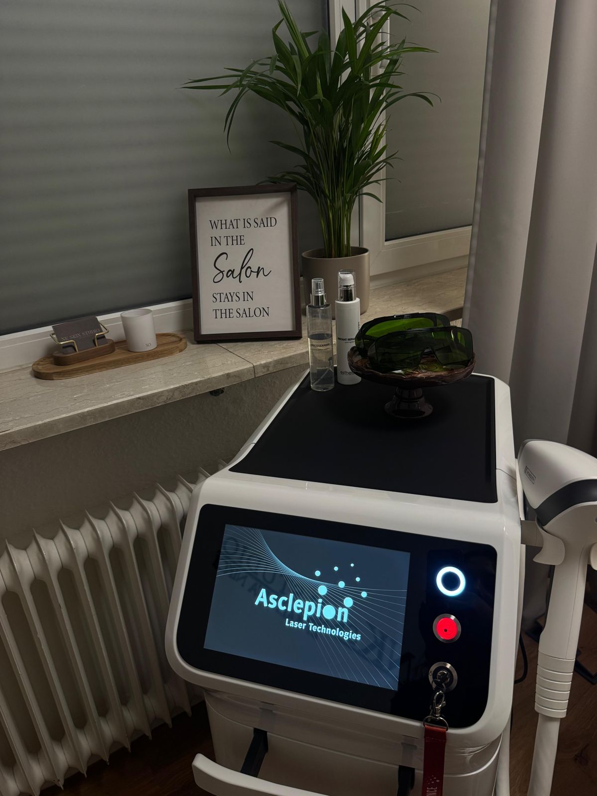 Diodenlaser von Asclepion mit Schutzbrillen und Pflegeprodukten