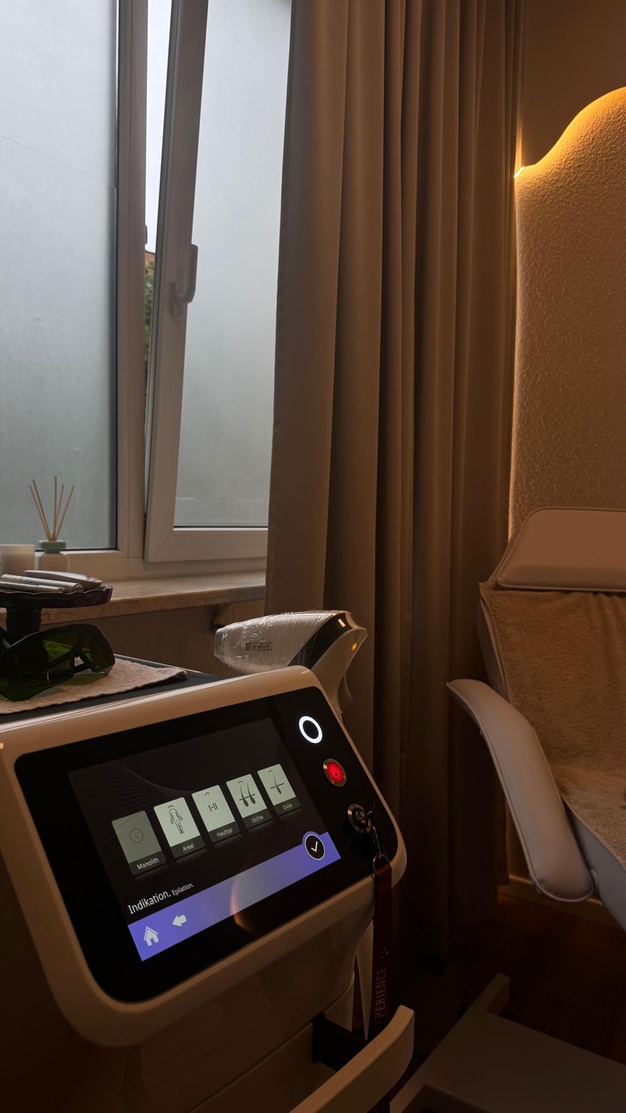 Behandlungsraum im NK Skin Studio mit Diodenlaser und warm beleuchteter Liege
