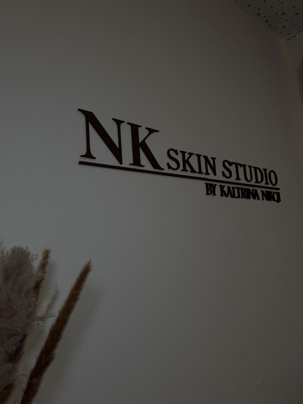 Schriftzug NK Skin Studio by Kaltrina Nikqi an der Wand des Studios